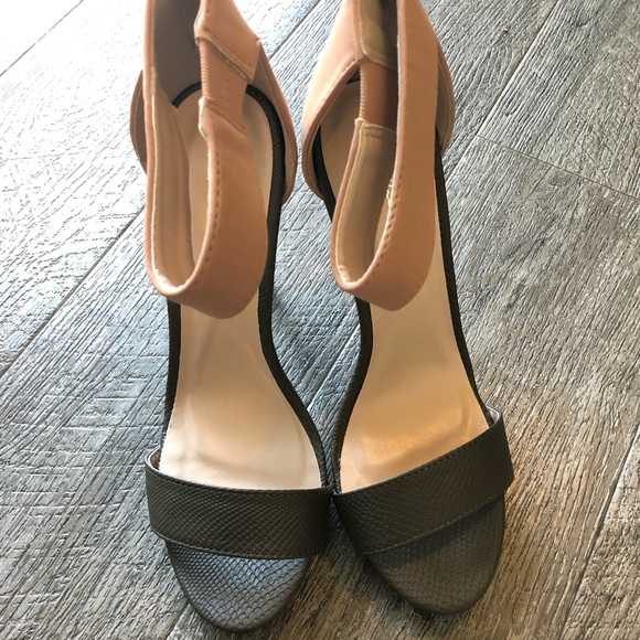 Qupid Ankle Strap Stiletto w/Platform - Picture 2 of 8